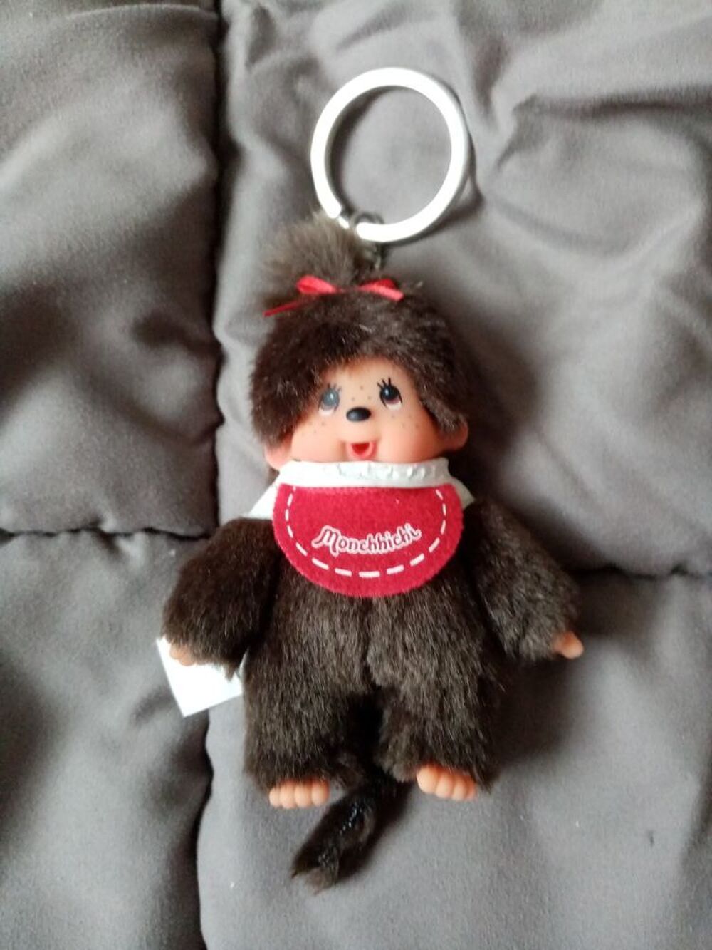 Porte clefs kiki bavoir rouge ou bleu ou rose 
