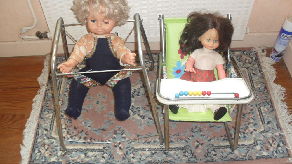 2 poup&eacute;es avec petite chaise Jeux / jouets