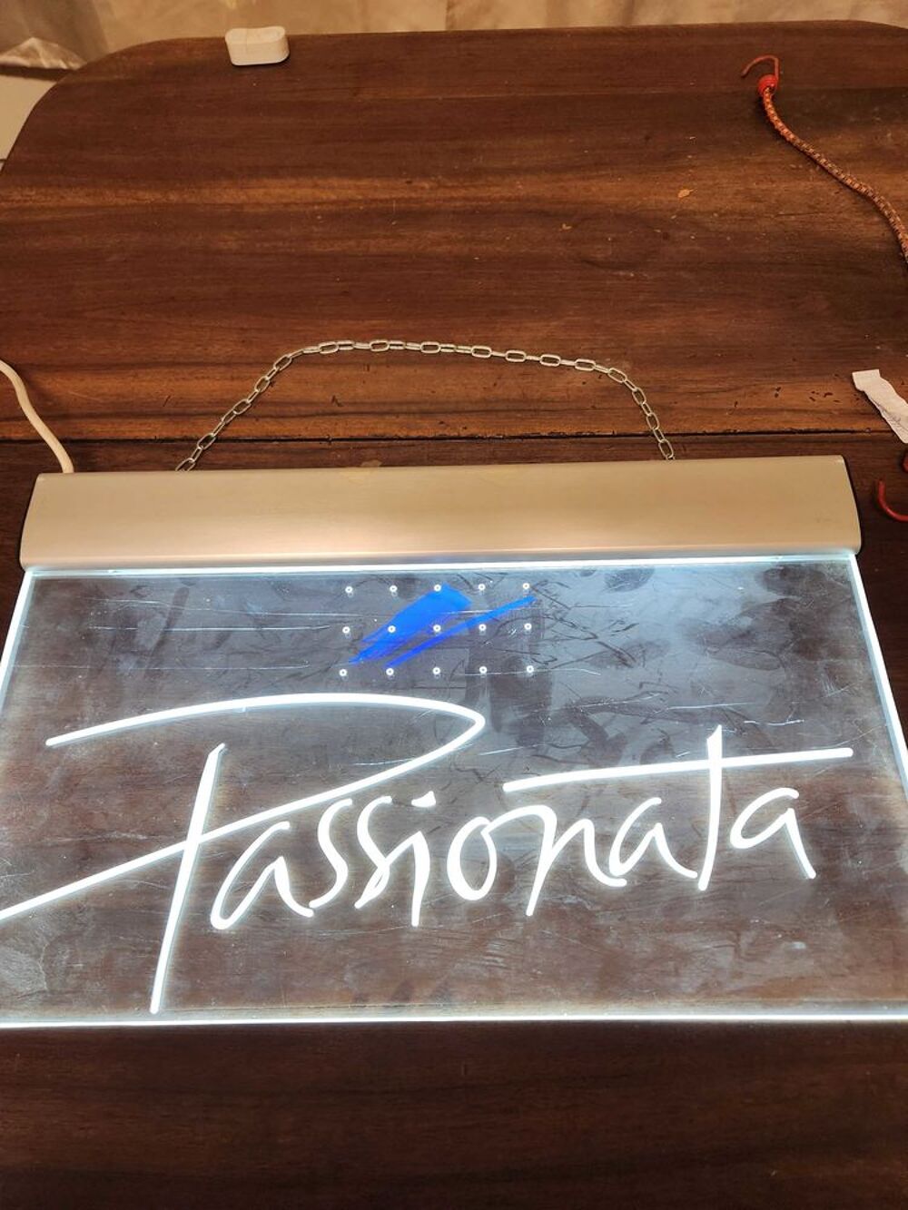 enseigne lumineuse de magasin de lingeries dimension 55,5 cm de large et 34,5 cm de haut 1000€(sources magasin qui vendent des enseignes) 