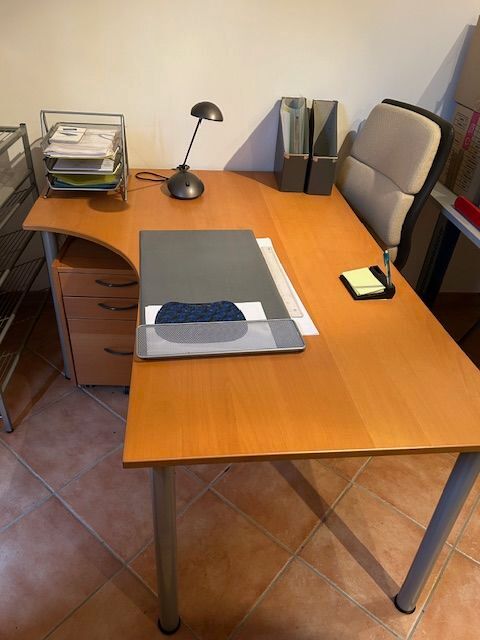  bureau moderne  arrondi, sa crédence amovible & fauteuil 250 Noisy-le-Grand (93)