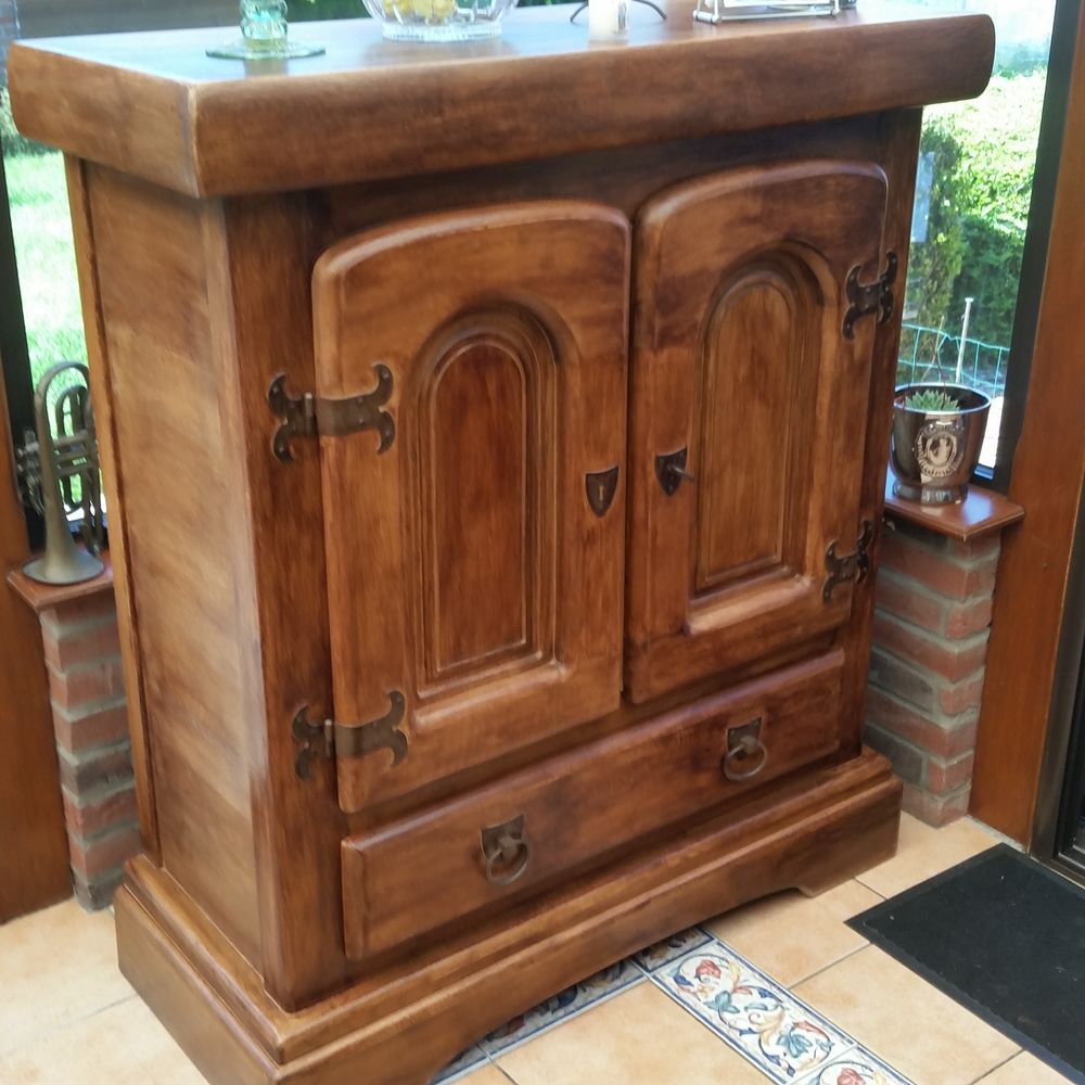 DEUX BUFFETS STYLE CAMPAGNARD Meubles