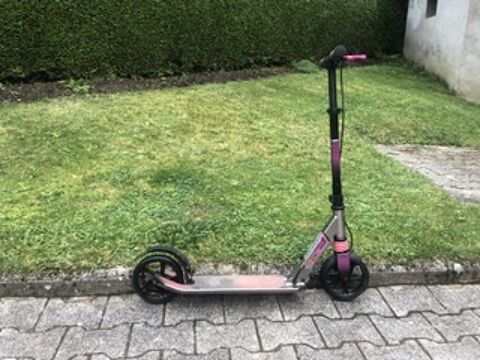 Trottinette Robuste Rose et Noir 45 Saint-Jean-d'Aulps (74)