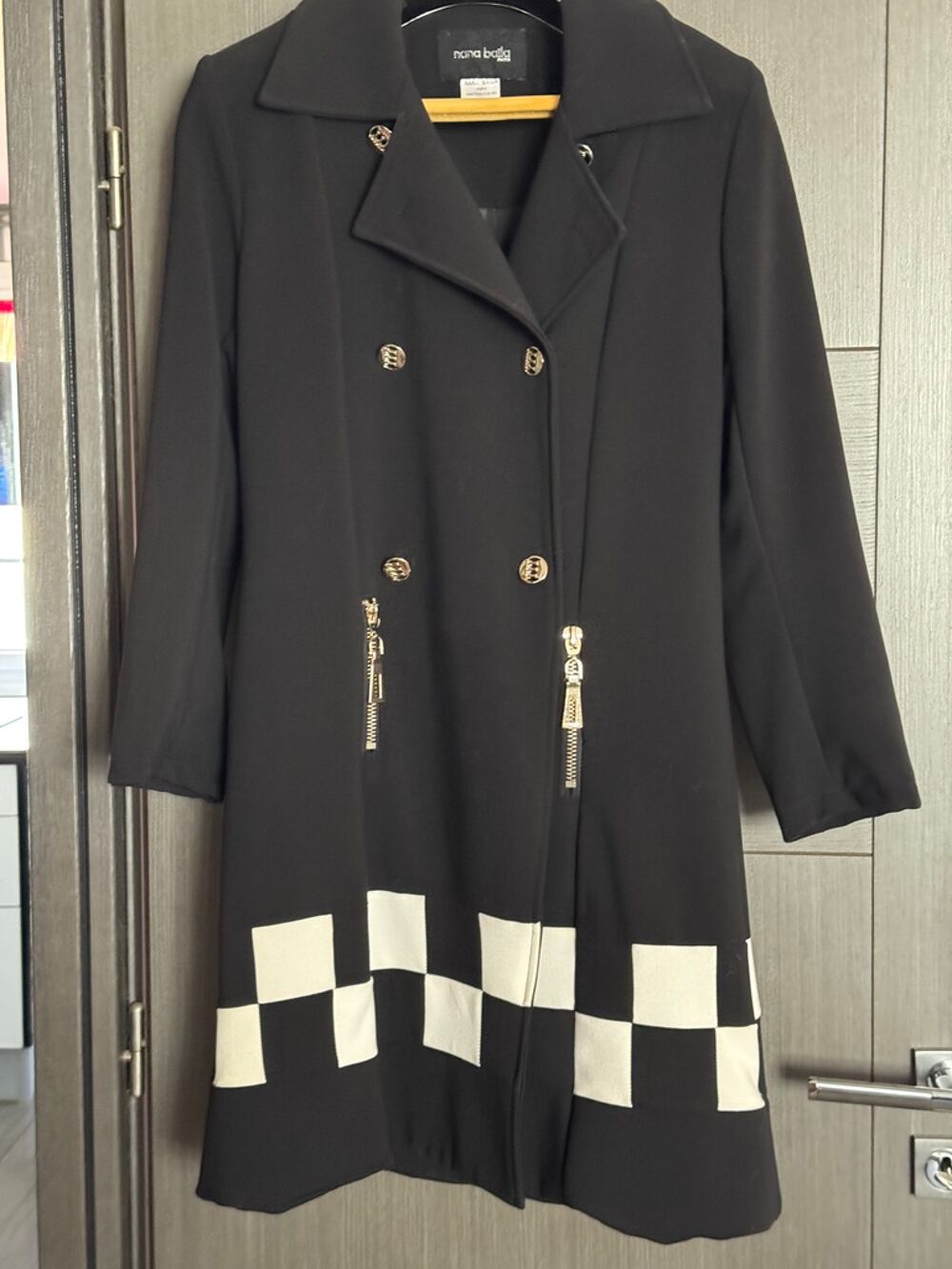 Manteau noir motifs carreaux blancs
Marque : Nana Baila Vêtements