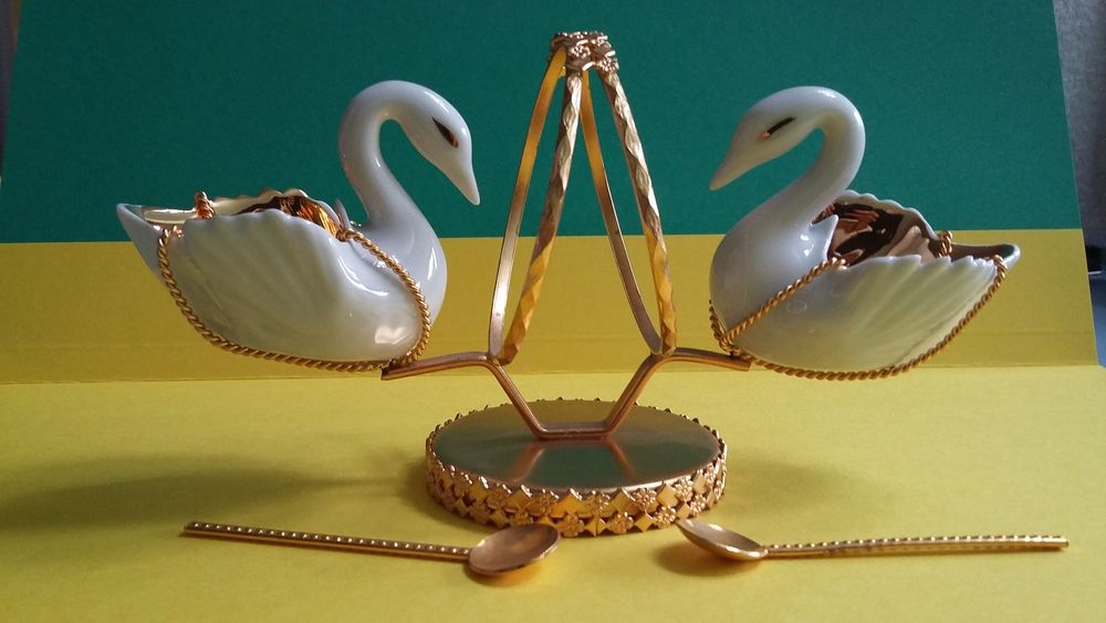 Duo Saleron cygnes sur socle porcelaine de Limoges 