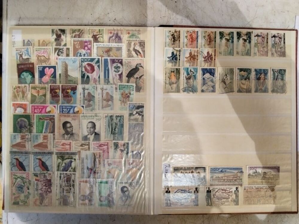 Lot de timbres de collection en classeur 