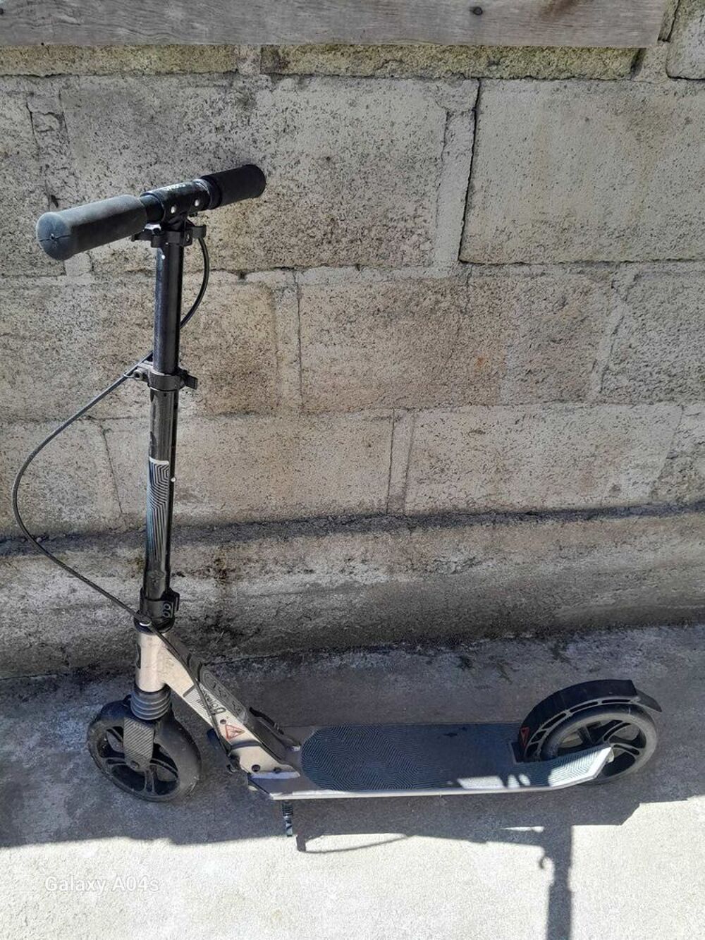 Trotinette D&eacute;cathlon tr&egrave;s bon &eacute;tat taille medium Sports