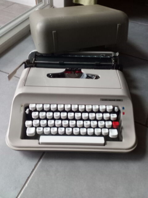 machine � �crire OLIVETTI pour collectionneur. 60 Saint-Hilaire-du-Maine (53)