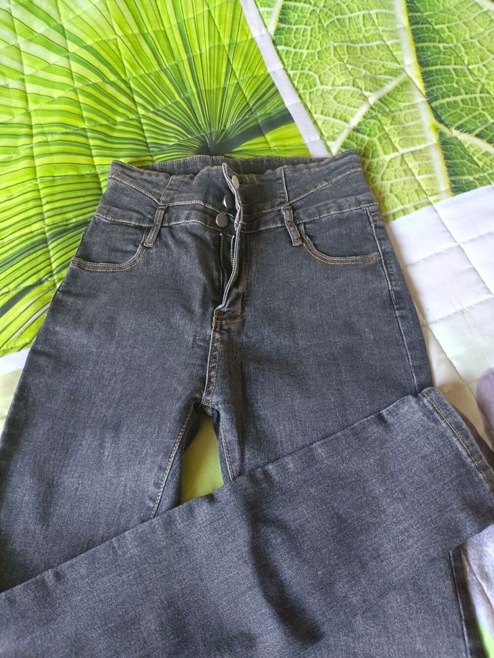 2 jeans taille L XL taille petit pour le dernier L Vêtements
