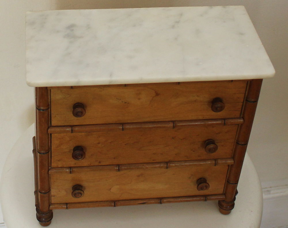 Petite commode de poup&eacute;e bambou et marbre jouet ancien 
Jeux / jouets