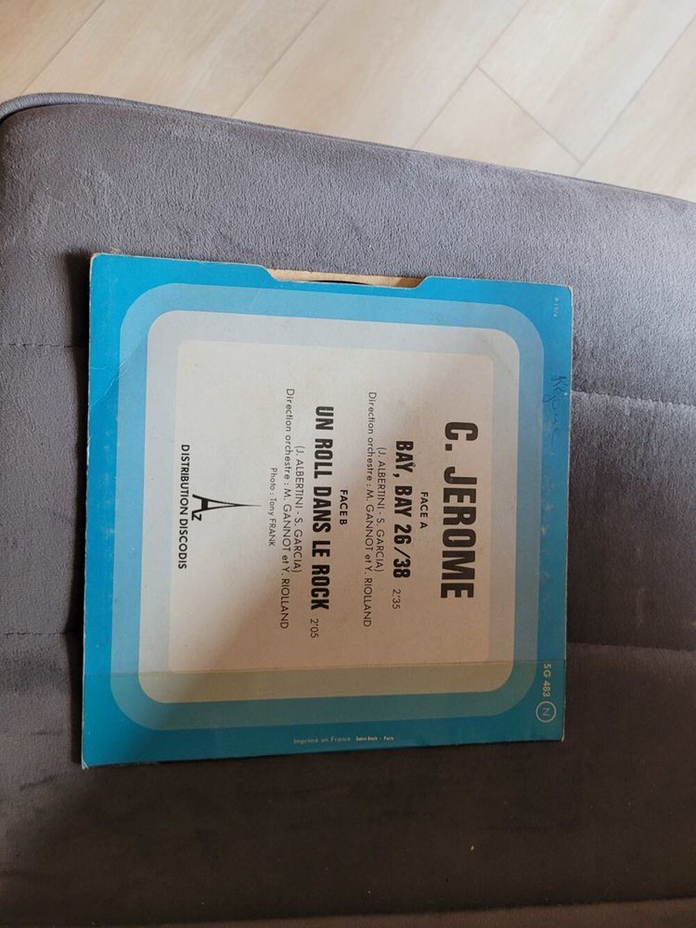 trois disques vinyles 45 tours CD et vinyles