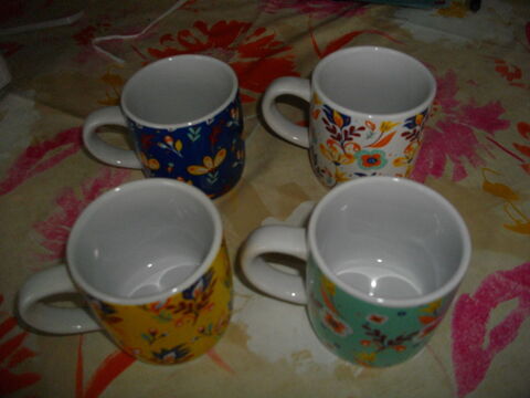 Quatre tasses multicolores Perros-Guirec (22)