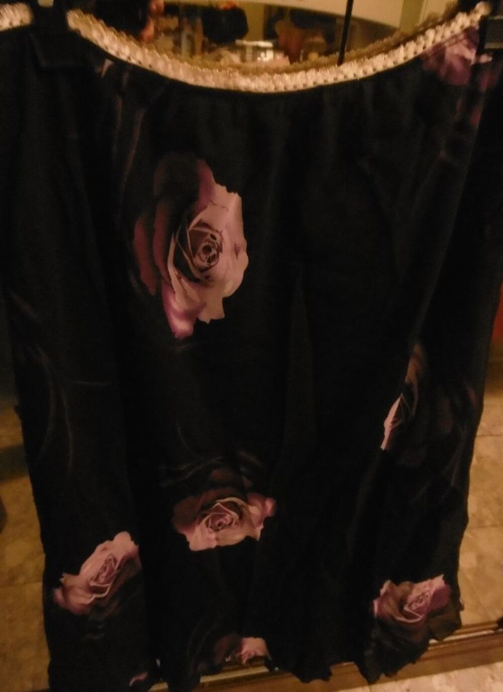 jupe en voile noire, avec roses imprim&eacute;es, taille &eacute;lastique Vêtements