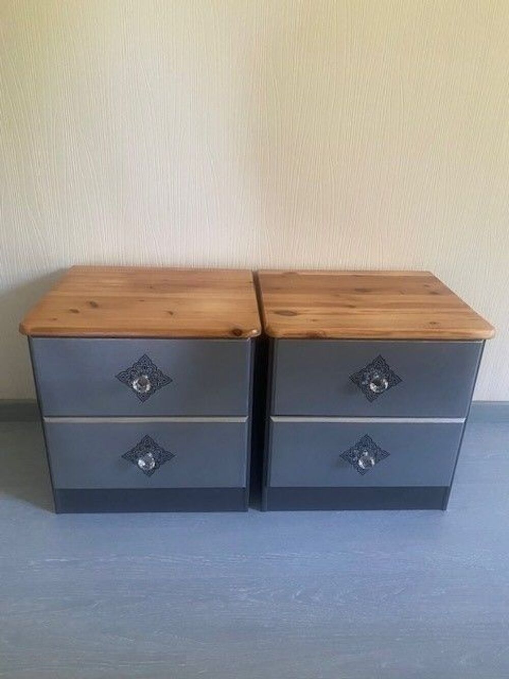 2 tables de nuit peintes en gris / gris metalis&eacute;
Meubles