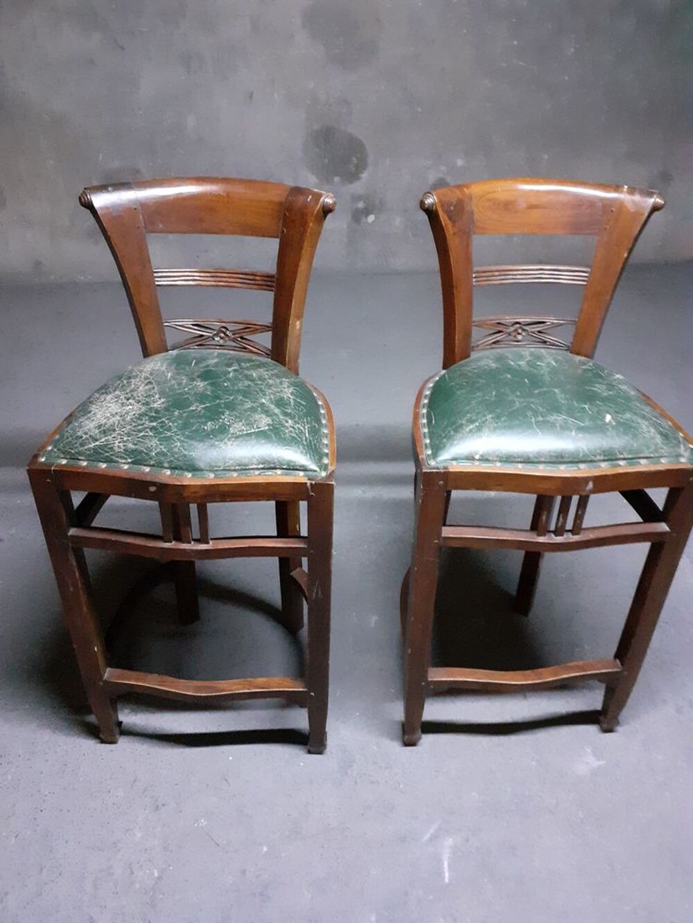 Chaise haute cuir vert olive avec rivets et bois Meubles