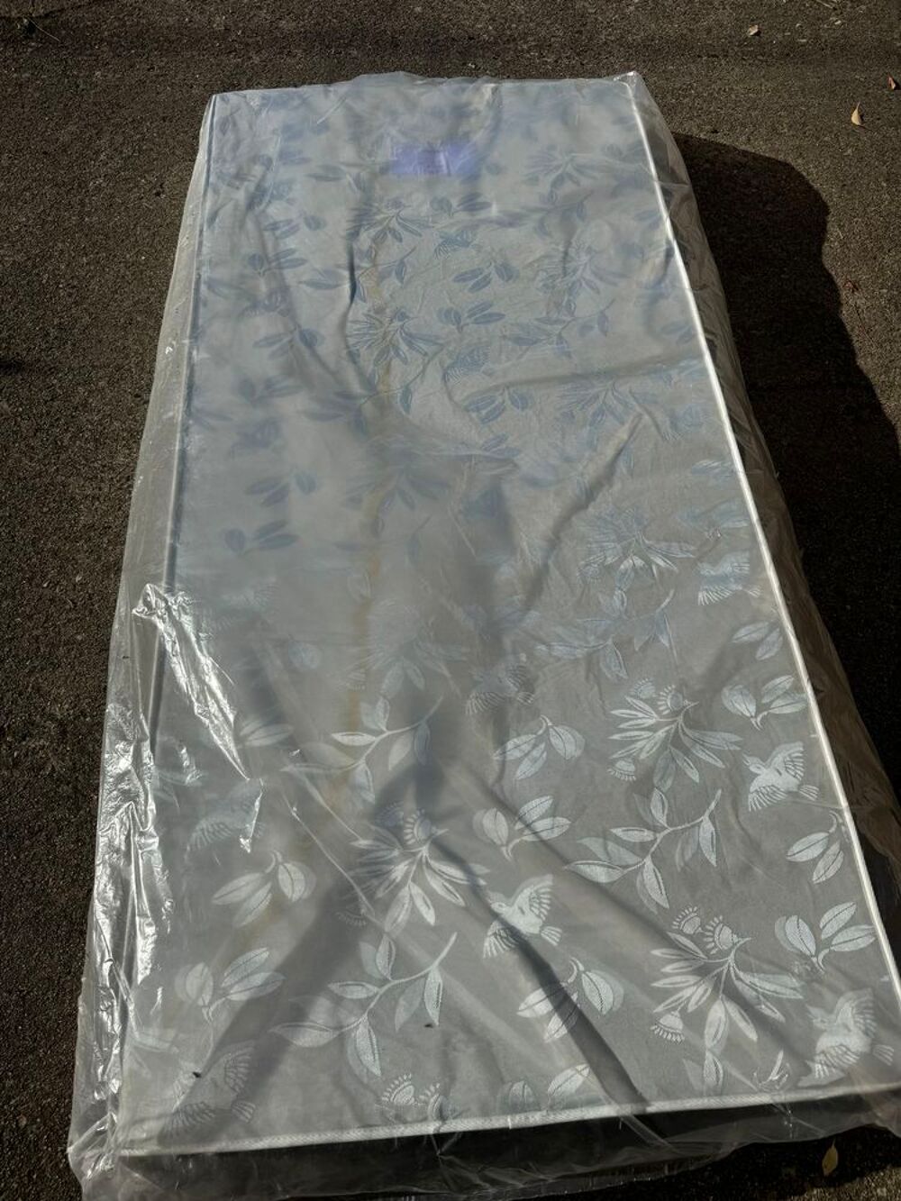 2 matelas et 2 sommiers Meubles