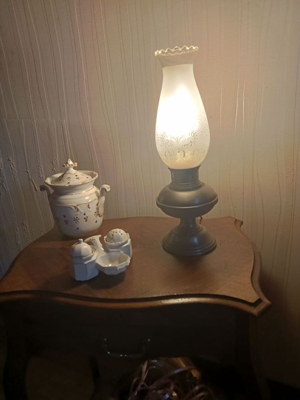 Lampe ancienne sur pied en &eacute;tain D�coration