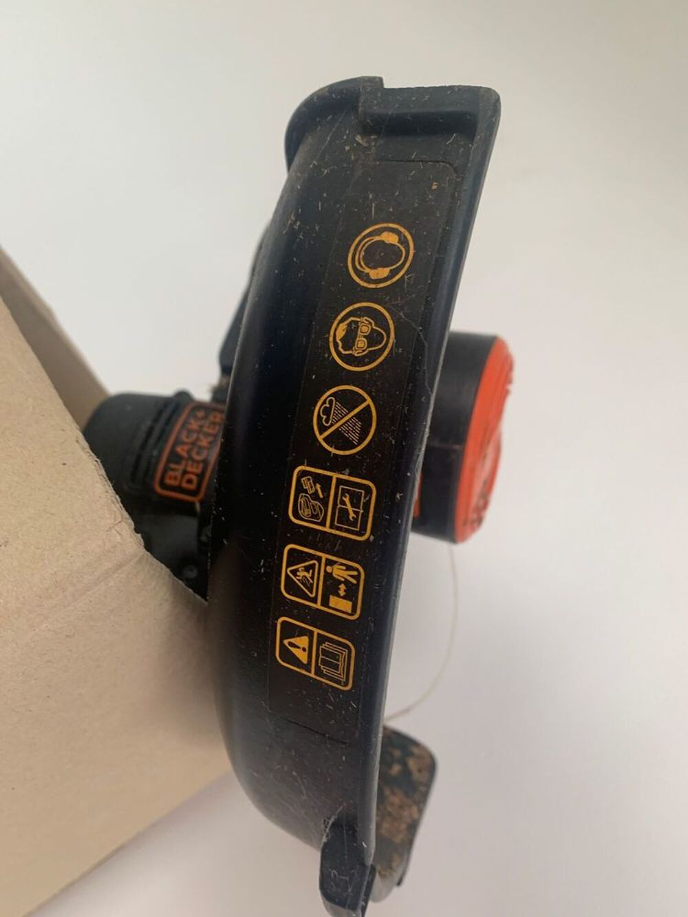 D&eacute;broussailleuse avec chargeur mais sans batterie Bricolage