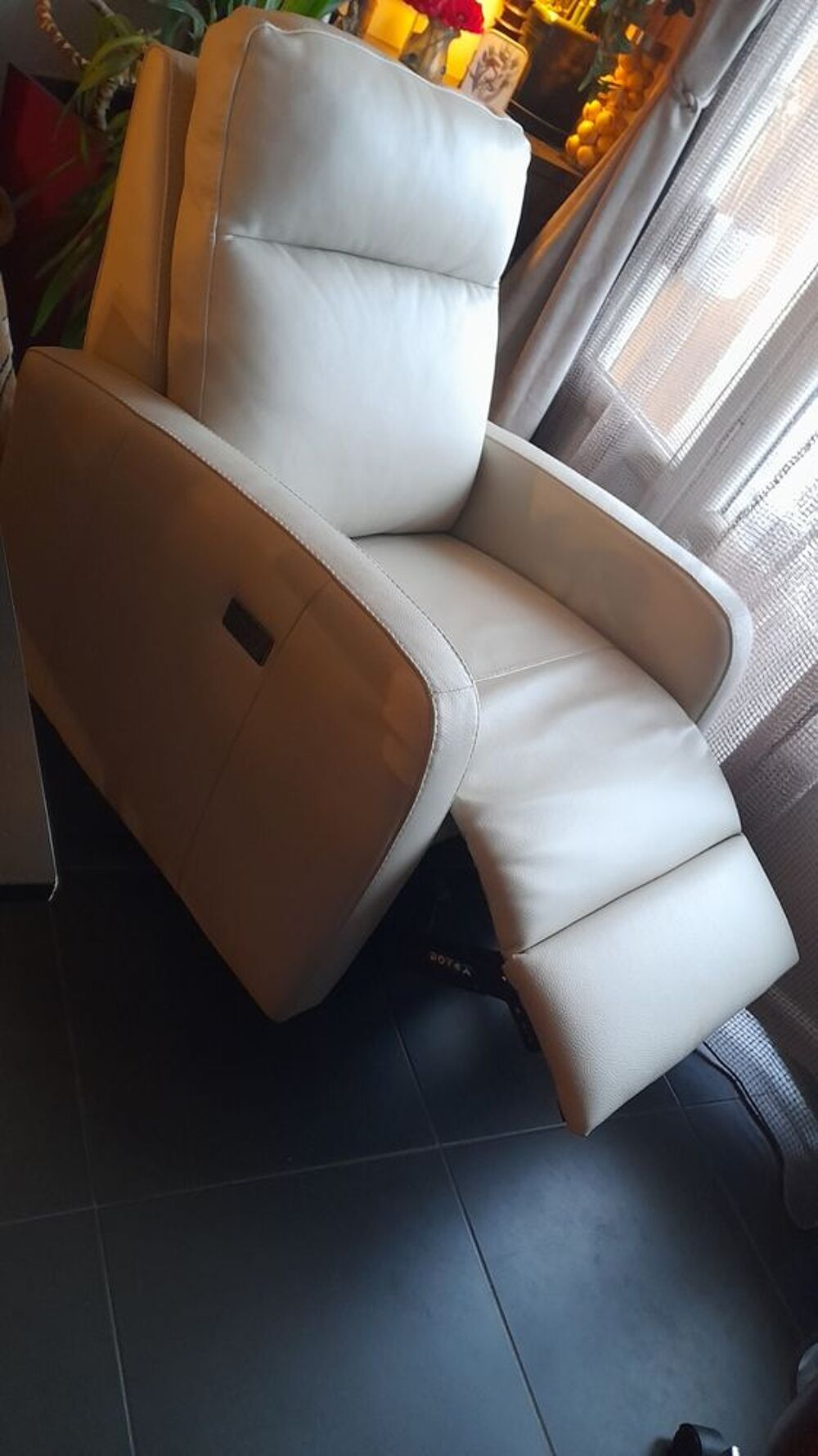 Fauteuil en cuir avec relax &eacute;lectrique. Marque PoltroneSofa Meubles