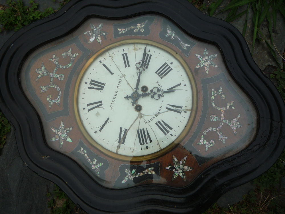 Oeil de boeuf / pendule / horloge (LC)
Décoration