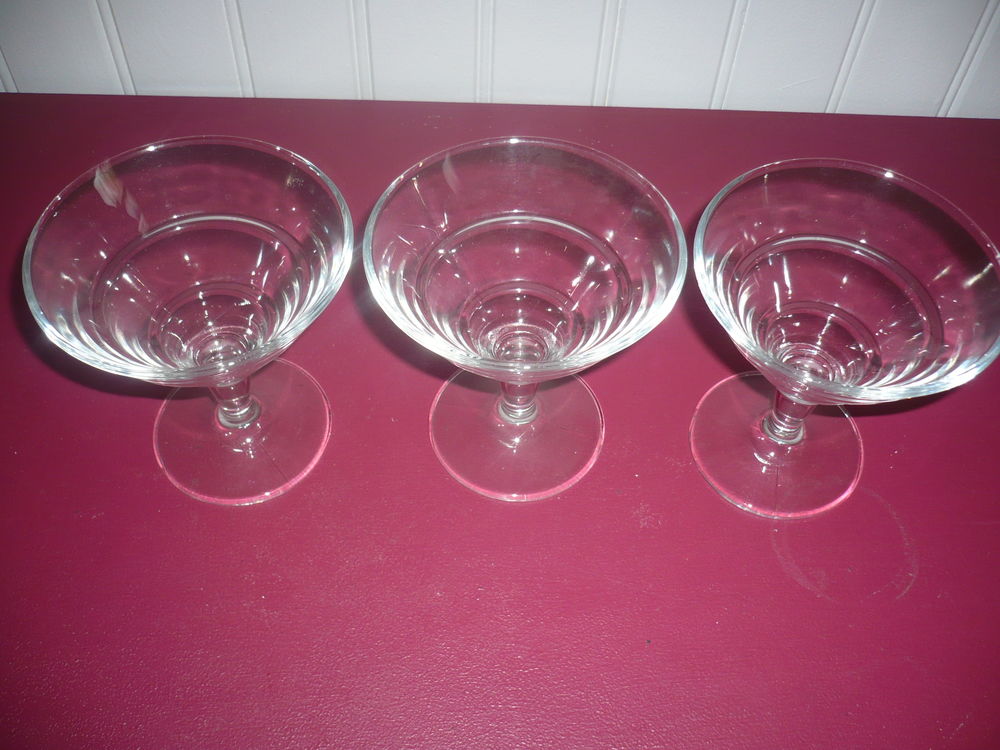 LOT DE 8 COUPES EN VERRE Electroménager
