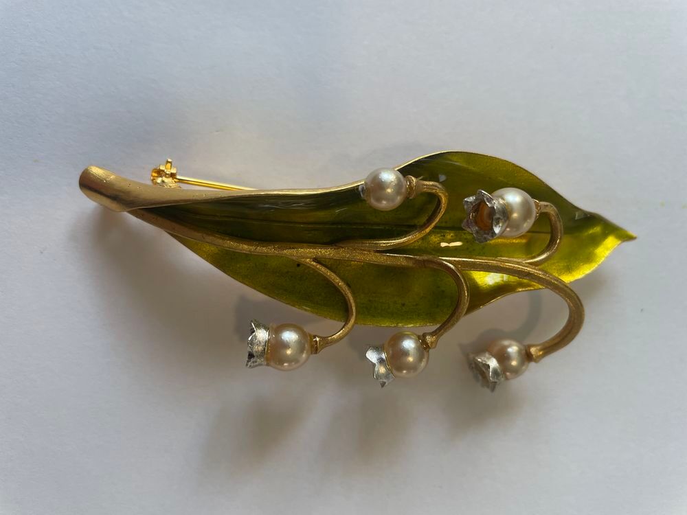 Broche Muguet fleurs + feuille &eacute;maill&eacute;e ANTIGONA Bijoux et montres