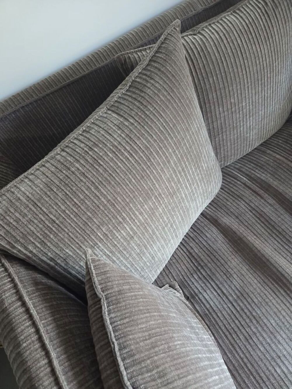 Canap&eacute; 2 places tissu velours marron ve c&ocirc;tel&eacute; avec cous&eacute;hou Meubles