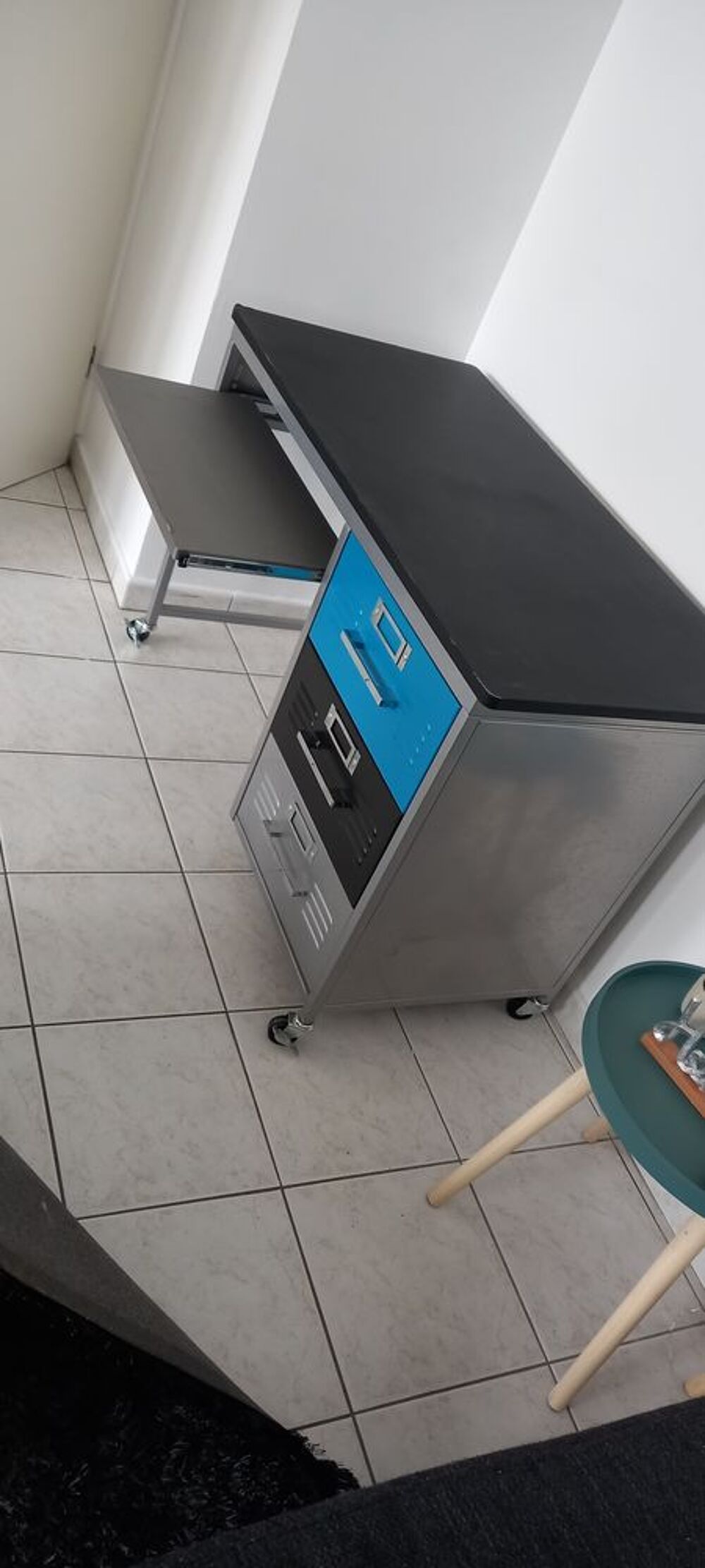 Bureau en m&eacute;tal + Fauteuil offert Meubles