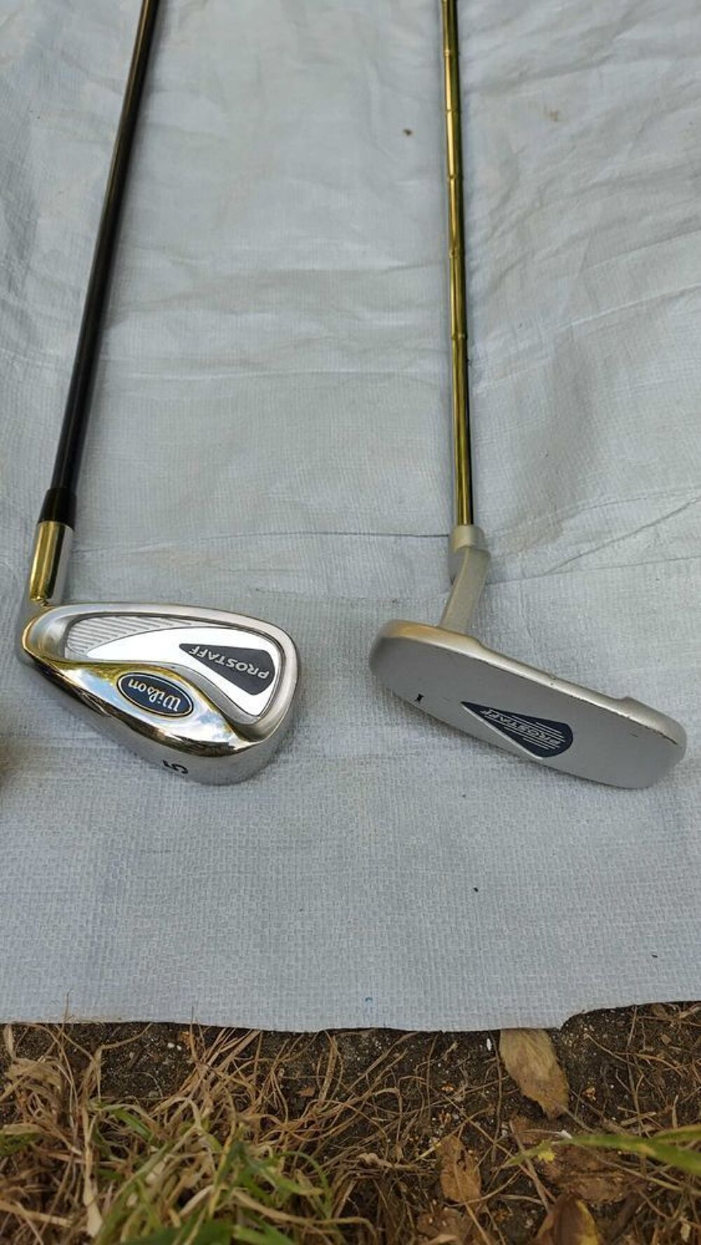 6 club de golf pour droitier avec un sac en Wilson,avec des balles et des tees . Sports