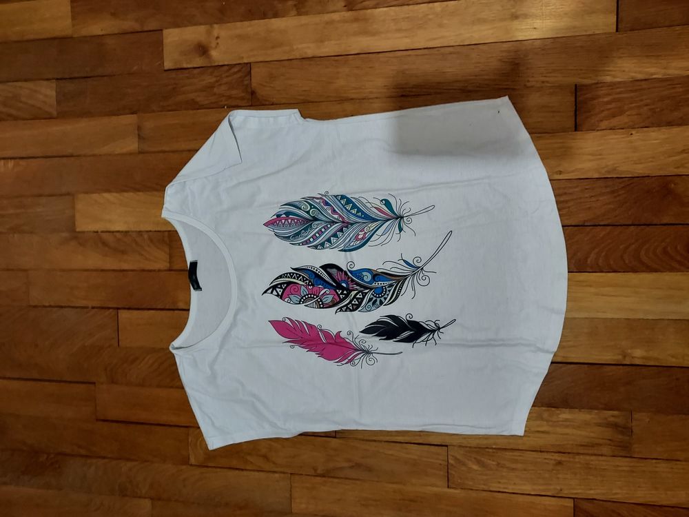 T-shirt &agrave; motif plumes color&eacute;es Vêtements