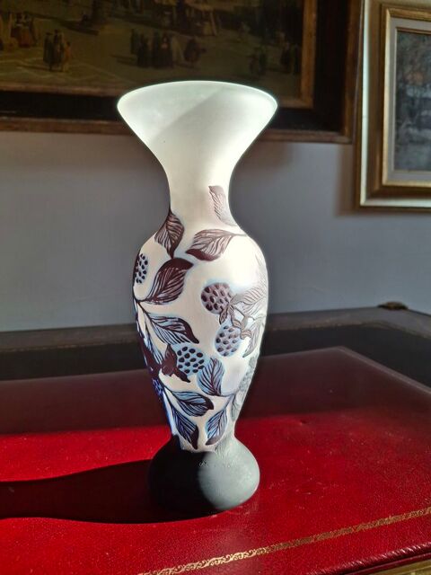 Vase en verre multicouches dégagé à l'acide, signé, h 25 cm 104 Vichy (03)