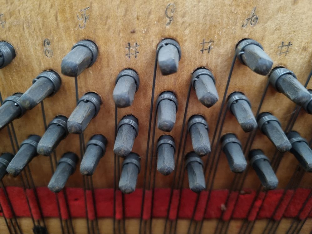 Un piano droit sign&eacute; "J. Lary Paris M&eacute;dailles d'or" Instruments de musique