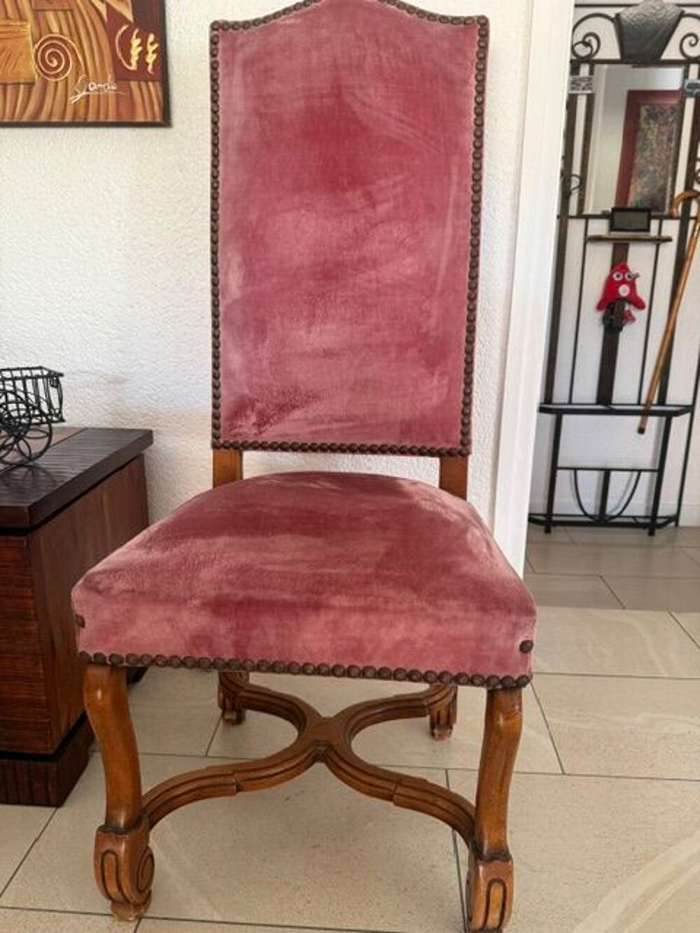2 Fauteuils en bois sculpt&eacute; velours rose 4 chaises idem Meubles