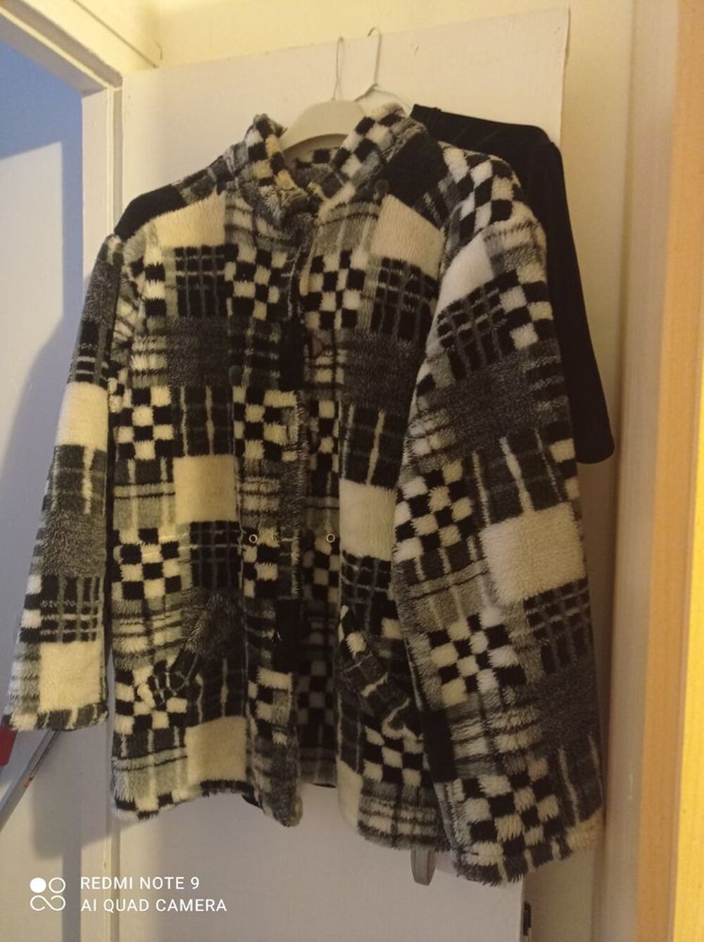 Veste 3/4 fourrure synth&eacute;tique t 40/42 Vêtements