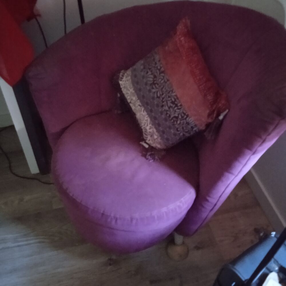 Gros fauteuil violet dossier assym&eacute;trique , largeur 80, haut Meubles