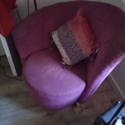 Gros fauteuil violet dossier assymétrique , largeur 80, haut 45 Saint-Rambert-d'Albon (26)