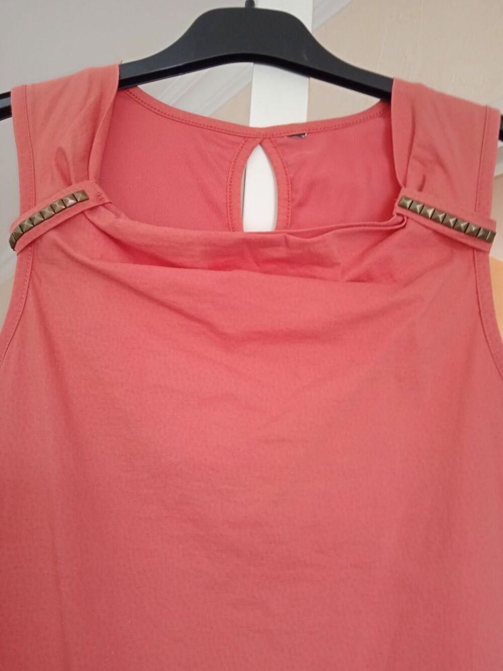 une robe d'&eacute;t&eacute; sans manches Vêtements