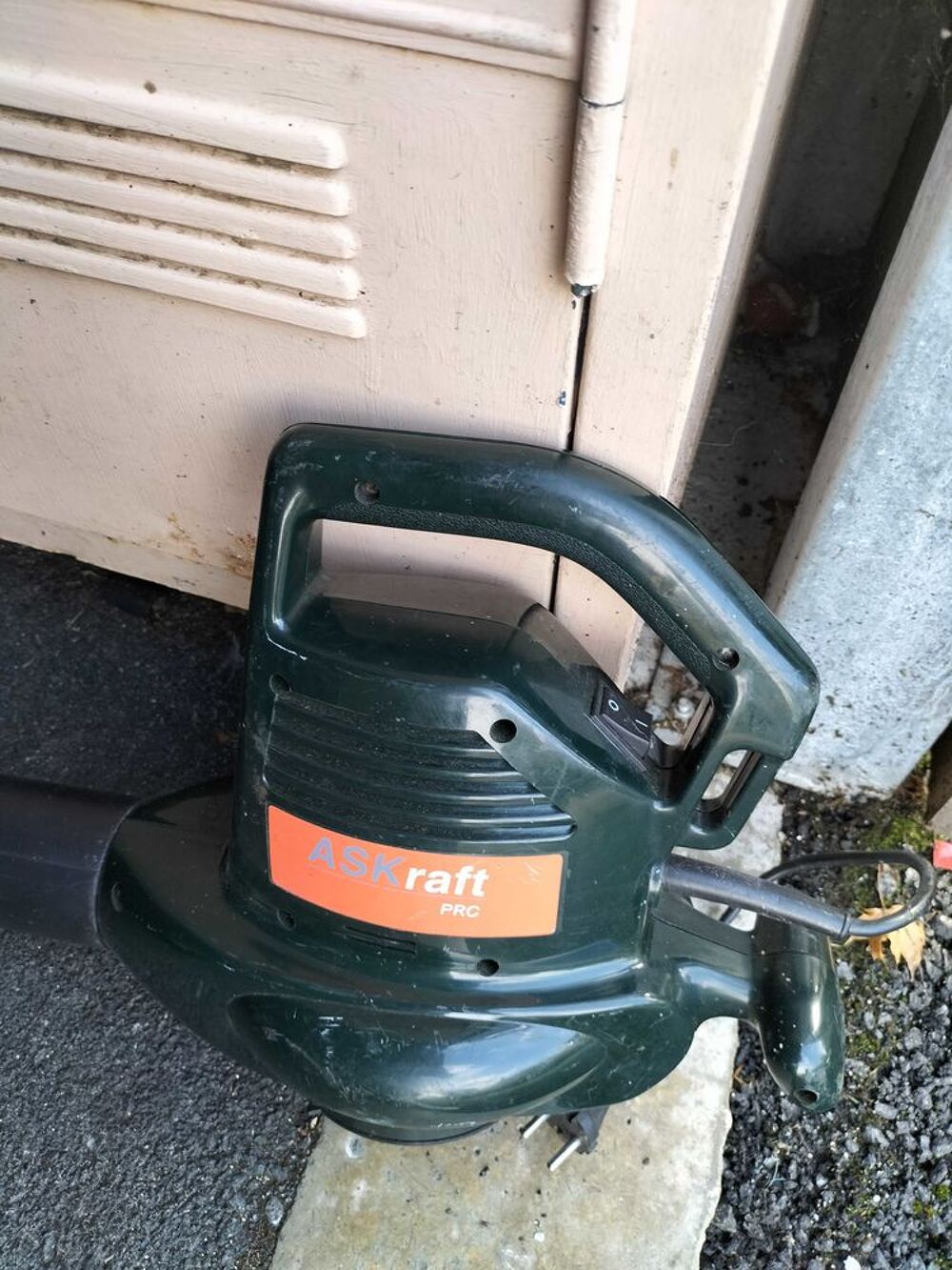 Aspirateur-souffleur-broyeur de feuilles. Jardin