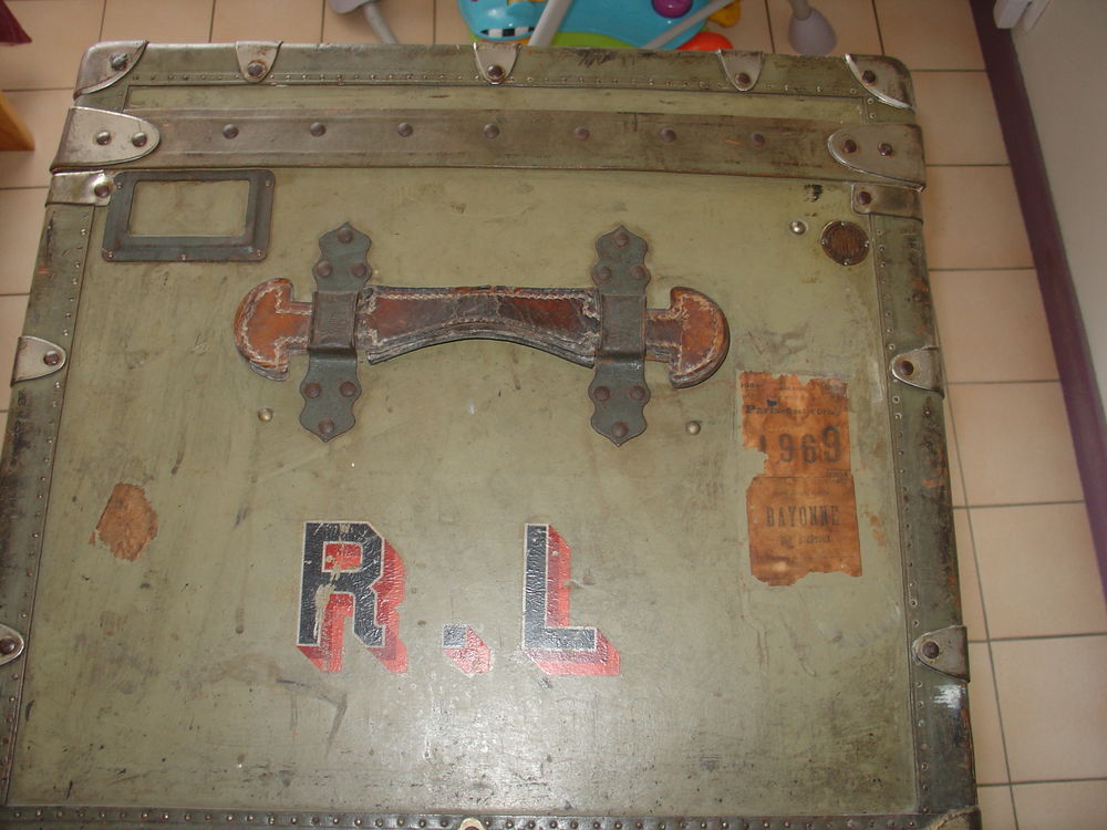Malle courrier ancienne MOYNAT quai d'Orsay. 