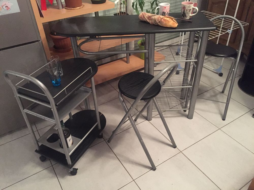 Belle table Bar avec deux chaises et une dessertes Meubles