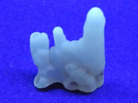 Calcédoine Stalactite translucide , Fluorescence sous UV lon 24 Moyenmoutier (88)
