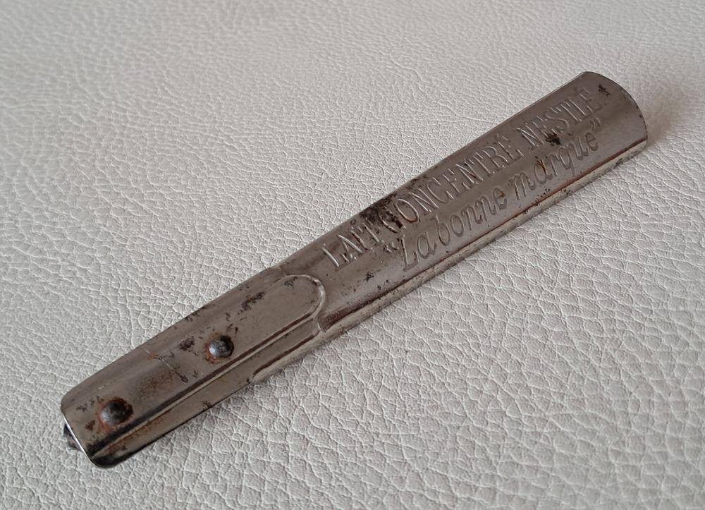 ancien ouvre bo&icirc;te de lait en m&eacute;tal vintage marque Nestl&eacute; 