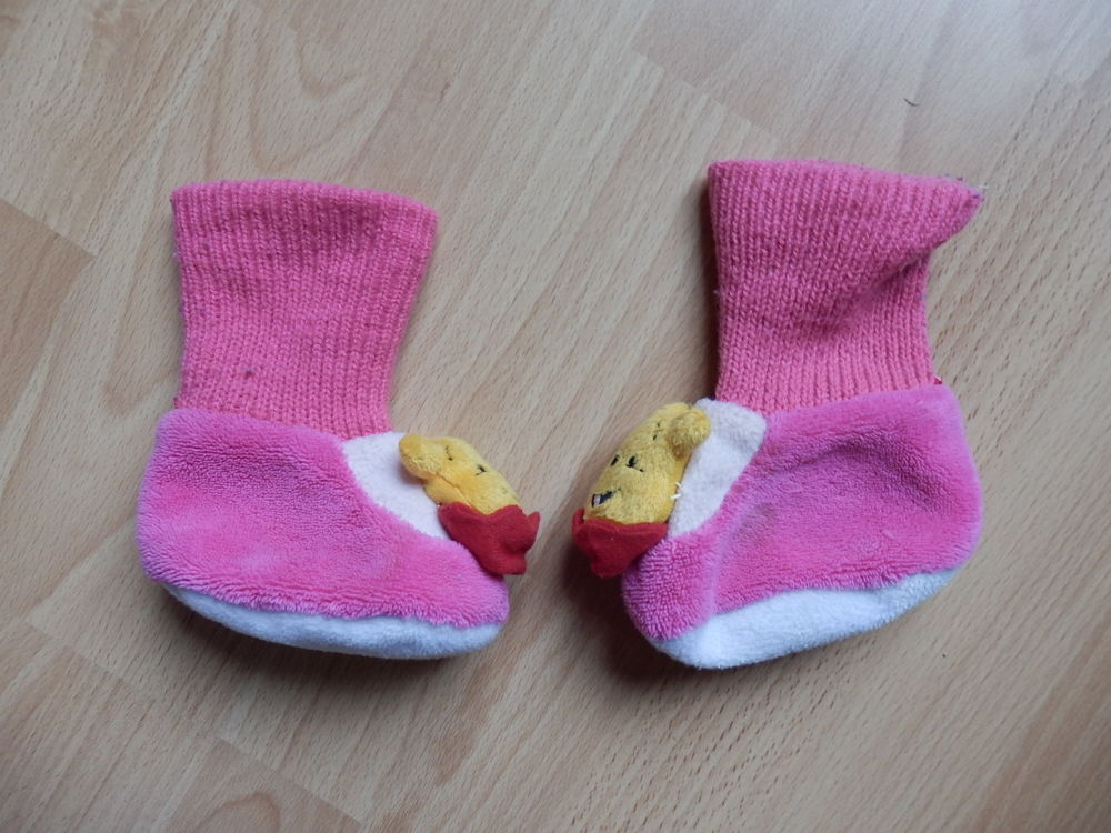 Paire de chaussons Winnie l'ours T 16-17 : Tr&egrave;s bon &eacute;tat Chaussures