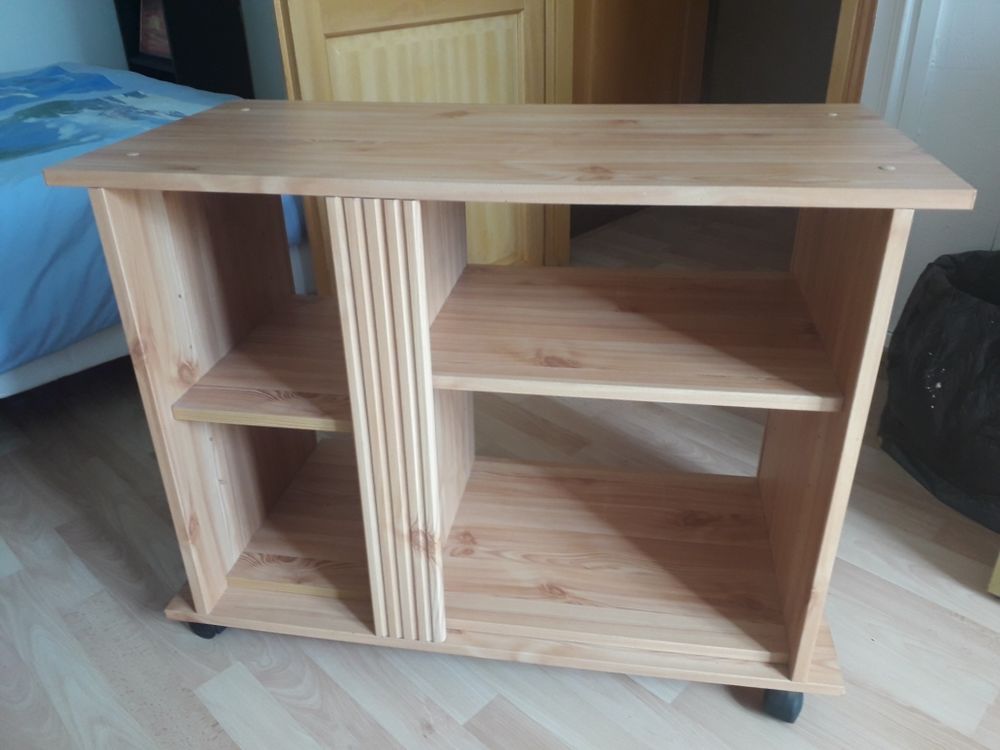 meuble t&eacute;l&eacute; en pin
hauteur 64 cm
largeur 40.5 cm
longueur 83 cm
&agrave; prendre sur place Meubles
