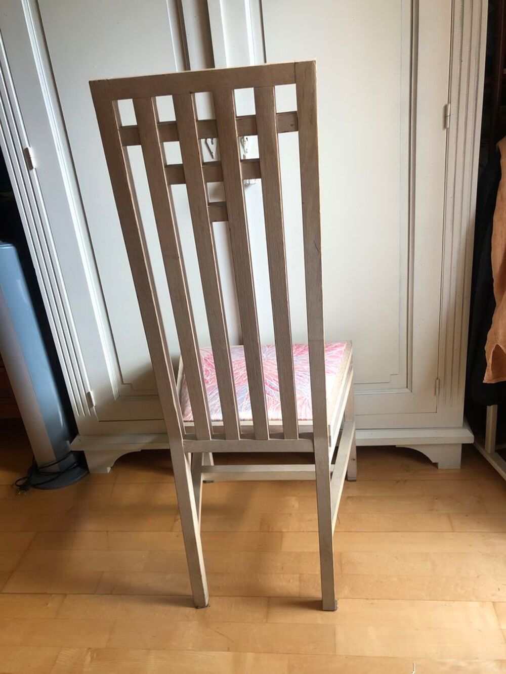 Chaise avec dossier haut originale. Meubles