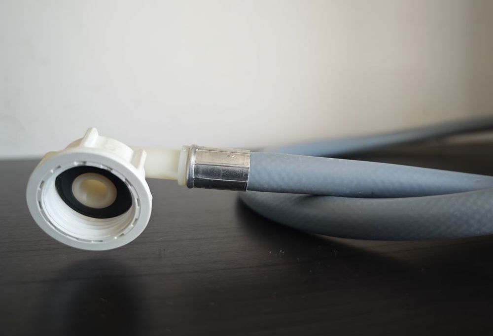 Flexible d'alimentation coud&eacute; &agrave; visser plastique - NEUF Electrom�nager