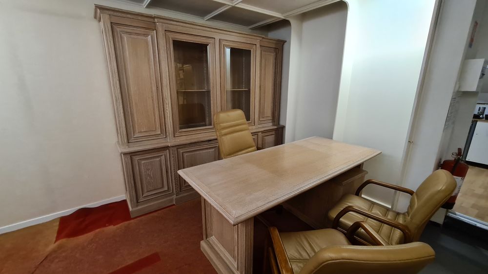 Meuble de salon avec bureau assorti et 3 fauteuils en cuir. Meubles