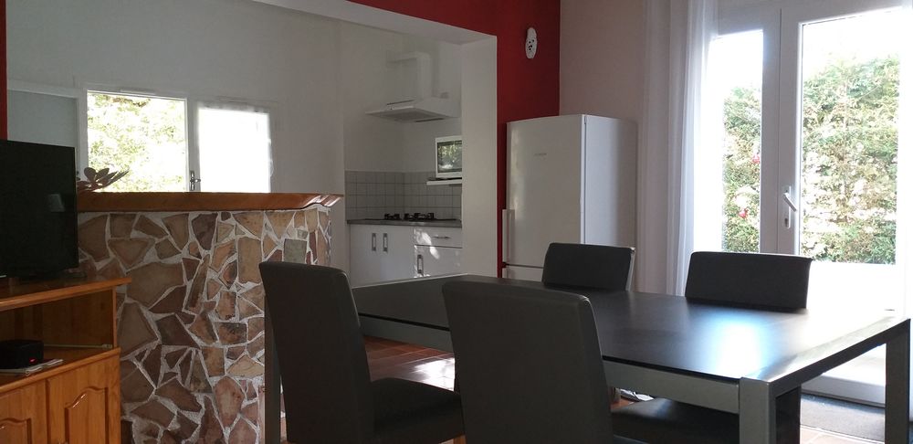   Bas de villa/jardin selon 350 à 540 € avec 1 à  3 chambres Provence-Alpes-Côte d'Azur, Six-Fours-les-Plages (83140)