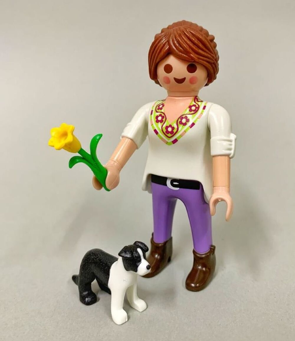 Playmobil figurine mod&egrave;le 70371 jeune fille/femme avec chien Jeux / jouets