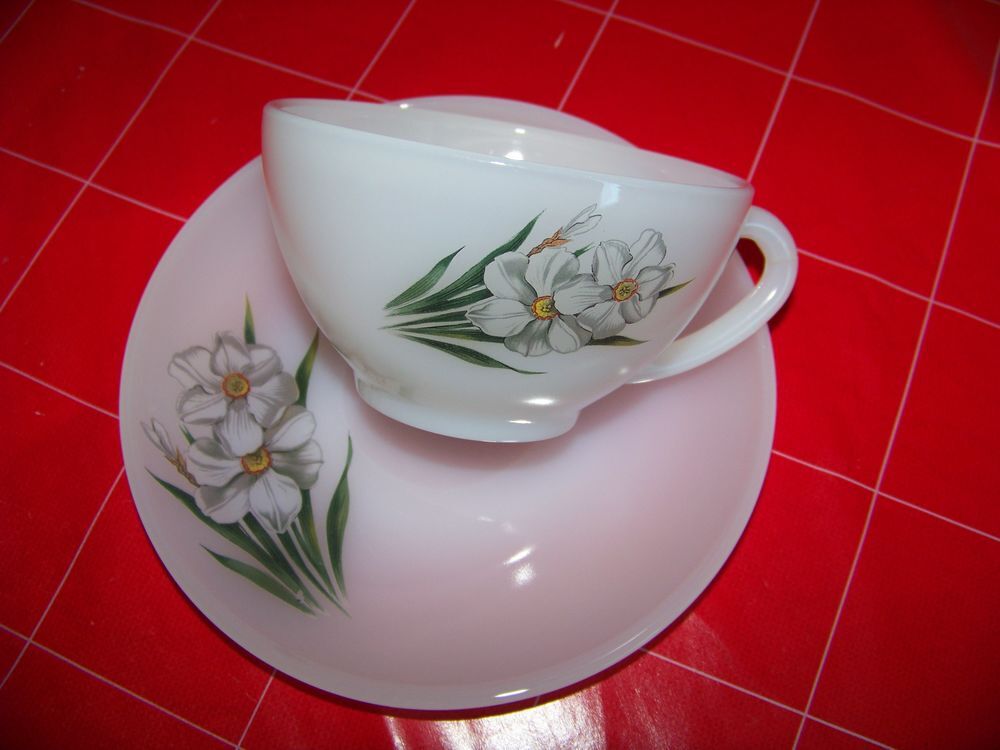 Grandes tasses et soucoupes vintage en ARCOPAL 