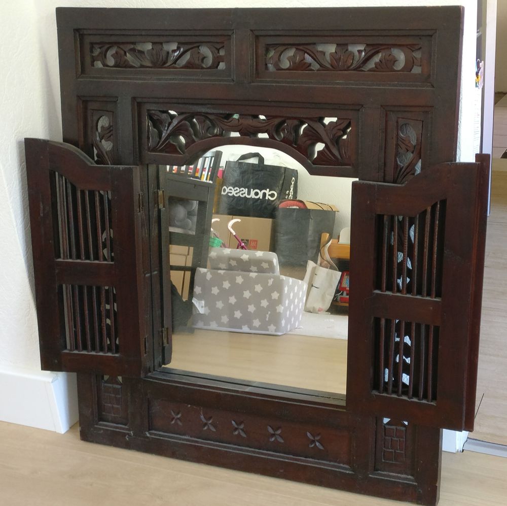 MIROIR MURAL BOIS AVEC PORTES L80 * H90
Décoration